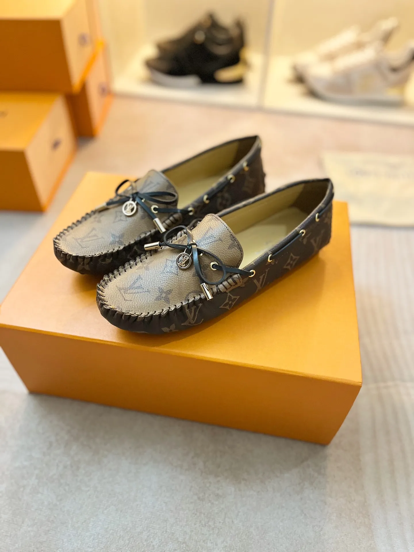 p460💰Couple model❤️🇫🇷 𝙇𝙤𝙪𝙞𝙨 𝙑𝙪𝙞𝙩𝙩𝙤𝙣 🇫🇷Louis Vuitton 2023 Classic𝓛𝓿 𝓣𝓻𝓪𝓲𝓷𝓮𝓻 Sports Series ➪➪➪¯ [Arizona Doudou Shoes Series] ▪️▪️▪️Arizona slip-on shoes are made of Monogram Eclipse canvas. Its hand-painted and dyed edges and hand-sewn uppers fully demonstrate Louis Vuitton's traditional shoemaking craftsmanship. This slip-on shoe is very lightweight. The integrated tongue and upper make it particularly comfortable and flexible. The soft outsole is equipped with rubber padding. Decorated with matching sash. Detailed features: ☑️Monogram Eclipse canvas ☑️Black Eclipse pattern ☑️Hand-painted shoe edges ☑️Hand-sewn uppers (each pair takes time to process) ☑️Integrated tongue and upper construction ☑️Outsole equipped with rubber lining ☑️size: 35_46
